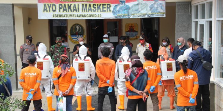 Relawan Covid-19 Lakukan Disinfeksi di Desa Lebakmekar
