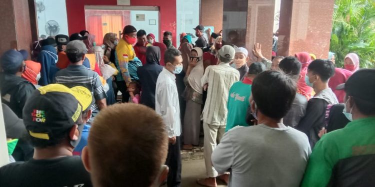 Masyarakat Abai Prokes Saat Mengambil BST