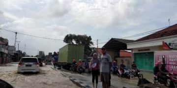 Jalur Pantura Indramayu Lumpuh Akibat Banjir