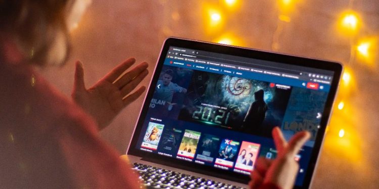 MAXstream Original Terbaru Hadirkan Serial Berjudul 20:21