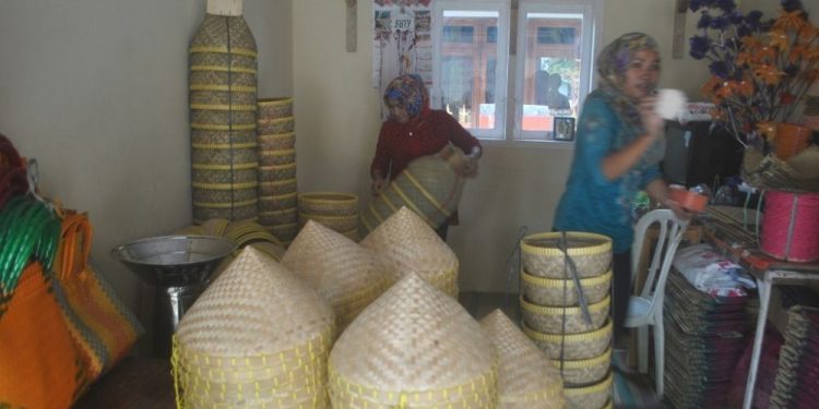 Perajin Anyaman Bambu Bertahan dari Serbuan Perabotan Plastik