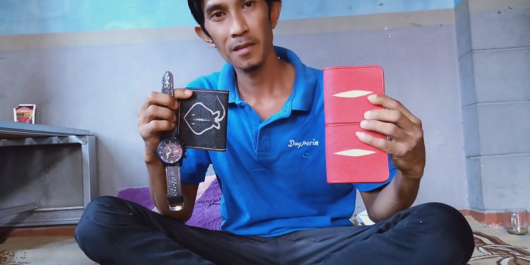 Mengenal Pengrajin Kulit Ikan Pari di Kelurahan Kemantren