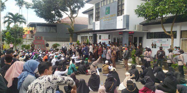 Massa Pendukung HRS Geruduk Kejari Kuningan