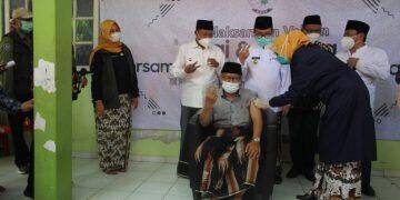 Wagub Tinjau Vaksinasi Covid-19 di Pesantren Kempek