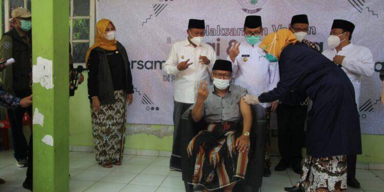 Wagub Tinjau Vaksinasi Covid-19 di Pesantren Kempek