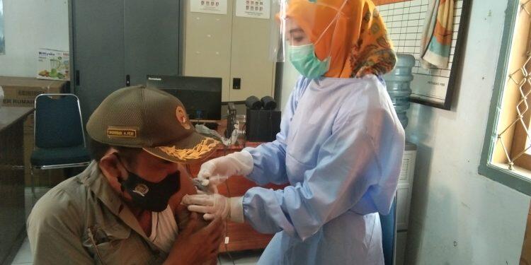 Sebagai salah satu titik rawan penyebaran Covid-19, pedagang pasar dan terminal di Desa Losari Kidul, Kecamatan Losari,