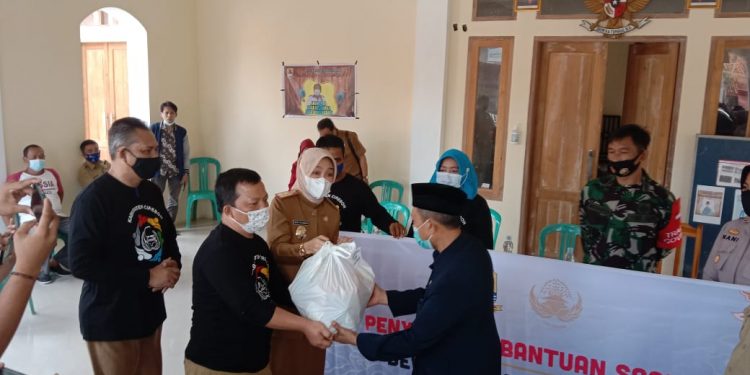 Masyarakat Desa Gunungsari, Kecamatan Waled, Kabupaten Cirebon yang terdampak langsung dari musibah banjir c