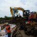 Balai Besar Wilayah Sungai (BBWS) Cimanuk Cisanggarung menutup tanggul sungai Cipanas yang jebol akibat derasnya debit air.