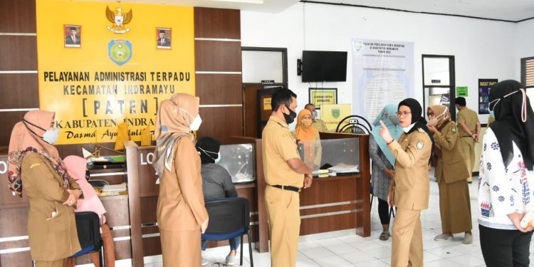 Bupati Indramayu Nina Agustina, melakukan inspeksi mendadak (sidak) di sejumlah pelayanan publik