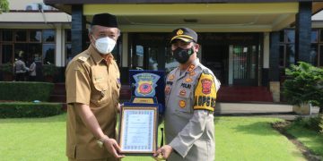 Kapolres Doffie Beri Penghargaan Kades Luragung Tonggoh