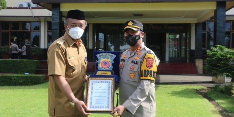 Kapolres Doffie Beri Penghargaan Kades Luragung Tonggoh