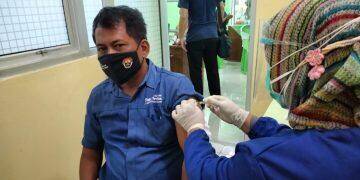 Puluhan Wartawan di Cirebon Disuntik Vaksin Covid-19 Dosis Pertama