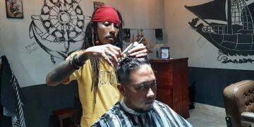 “Jack Sparrow” Banting Stir Buka Barbershop di Cirebon