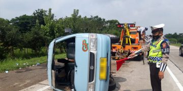 Bawa Rombongan Hajatan, Angkot Terbalik di Tol Cipali