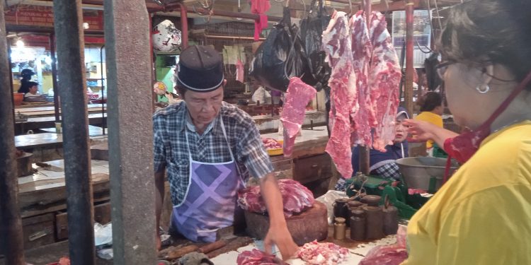 Awal Bulan Ramadan, di Kota Cirebon, tak hanya harga ayam potong saja yang naik cukup tinggi, harga daging