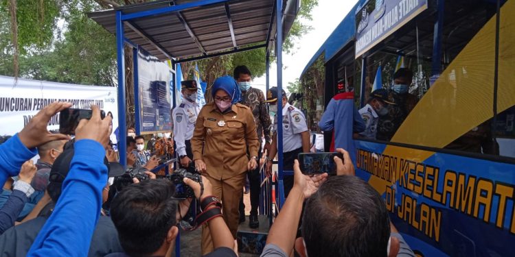 Warga Antusias Naik BRT Trans Cirebon