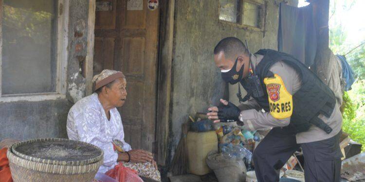 Kapolres Cirebon Kota Patroli Silaturahmi dengan Lansia