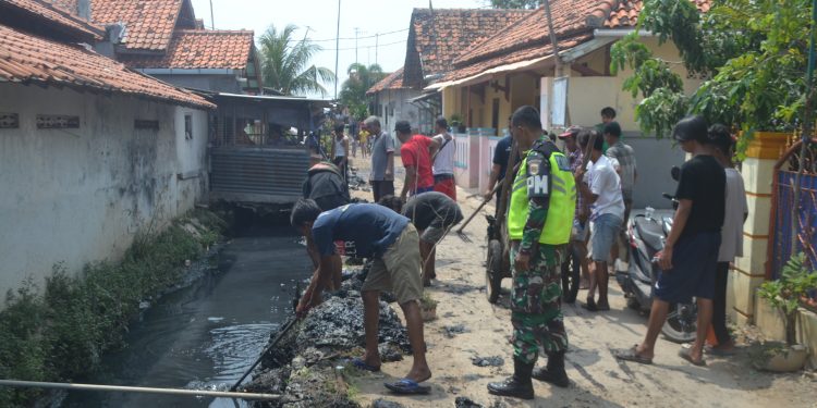 Warga RW 04 Cangkol Utara Kerja Bakti Massal Bersihkan Saluran Air