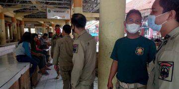 Siang Bolong, Satpol PP Bubarkan Remaja yang Makan di Tempat Umum