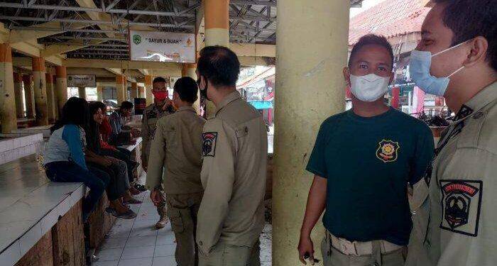 Siang Bolong, Satpol PP Bubarkan Remaja yang Makan di Tempat Umum