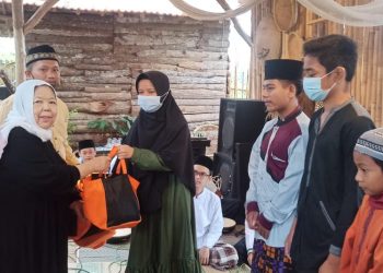 Kedai Kopi Hawu Berbagi Santunan dengan Puluhan Anak Yatim