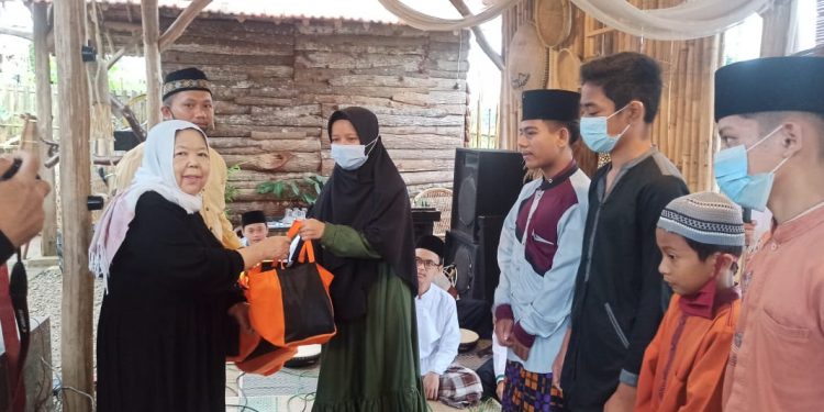 Kedai Kopi Hawu Berbagi Santunan dengan Puluhan Anak Yatim