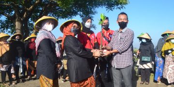 Peringati Hari Kartini dan Hari Bumi, Alfamart Bersama PKK Suranenggala Tanam Mangrove