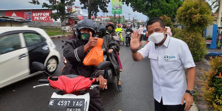 Takjil On The Road PAM Tirta Kamuning, 300 Paket Ludes
