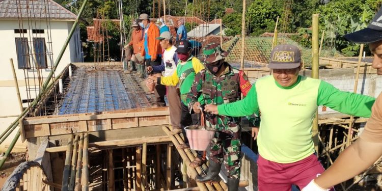 Bantu Masyarakat Desa, Prajurit Kodim Kuningan Gelar Karya Bakti