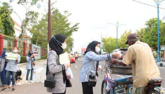 DPS SMA 6 Cirebon Bagikan Takjil
