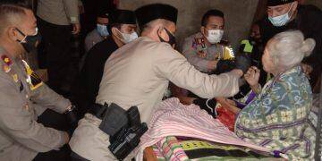 Kunjungi Warga Berusia 100 Tahun, Kapolres Ciko Berikan Bantuan Sembako dan Obat-obatan