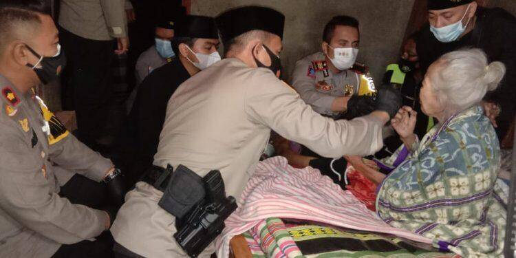 Kunjungi Warga Berusia 100 Tahun, Kapolres Ciko Berikan Bantuan Sembako dan Obat-obatan