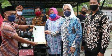 Eti Serahkan Bentor untuk Angkut Sampah