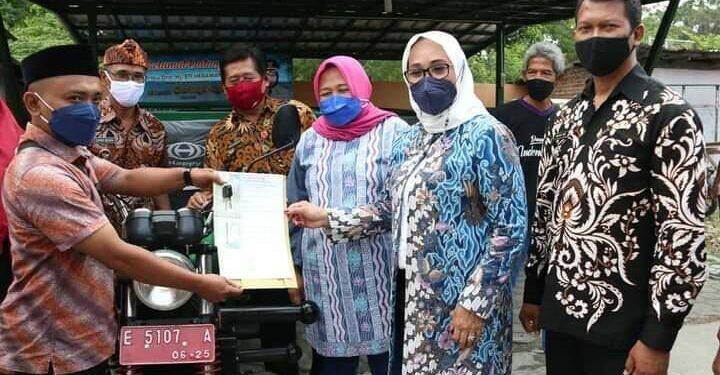 Eti Serahkan Bentor untuk Angkut Sampah