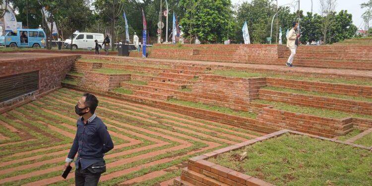 Alun-alun Kejaksan Dinilai Tak Ramah Bagi Disabilitas