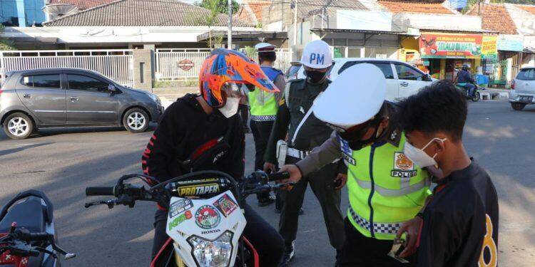Ganggu Arus Lalu Lintas Satlantas Polres Ciko Tertibkan Parkir Liar Depan Alun-alun Kejaksan