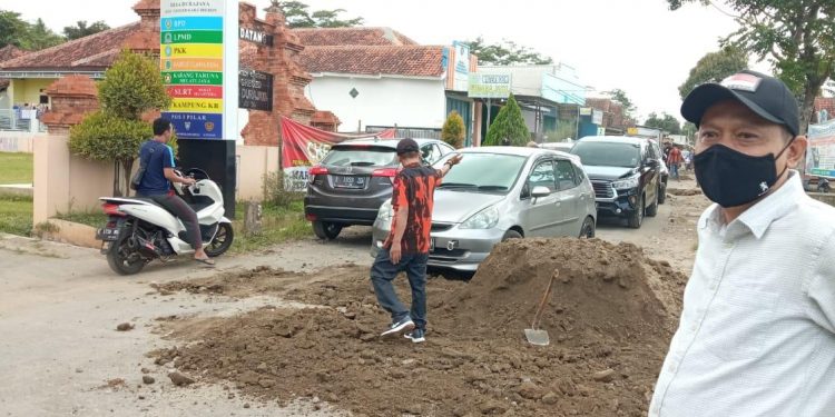 Tak Kunjung Diperbaiki Ormas PP dan Pengusaha Galian Tambal Lubang Jalan Durajaya Secara Swadaya