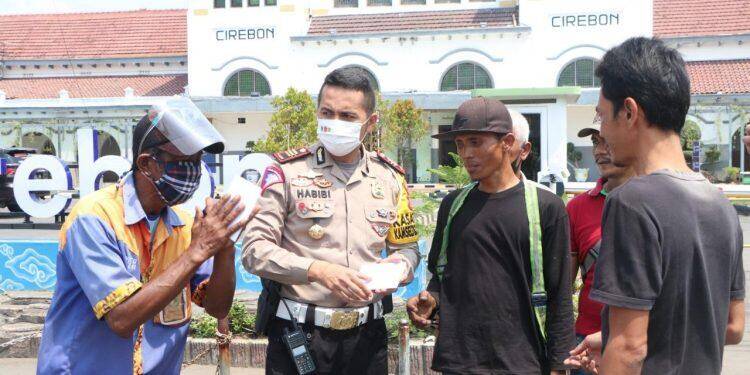 Polres Ciko Berbagi Santunan untuk Porter dan Tukang Becak
