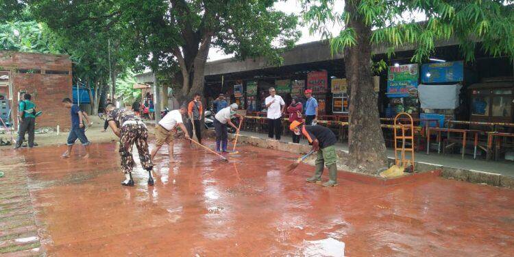 Elemen Masyarakat Bebersih Alun-alun Kejaksan