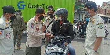 Satpol PP Sekat Pemudik di Perbatasan Pemudik Reaktif Diputar Balik