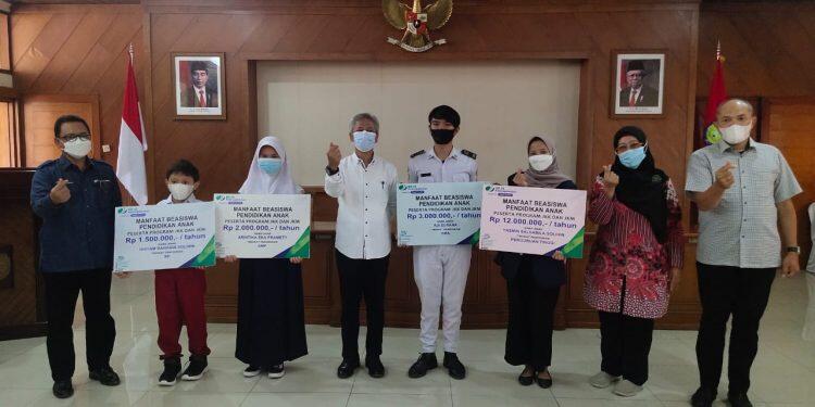 Hari Buruh, Pemkab Indramayu Bagikan Sembako dan Beasiswa