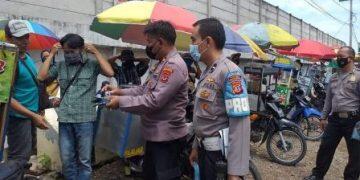 Polsek Kasokandel Bagikan Masker Gratis ke PKL