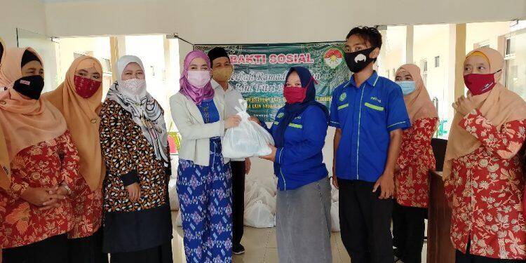 Dharma Wanita Persatuan IAIN Tebar 250 Paket Sembako