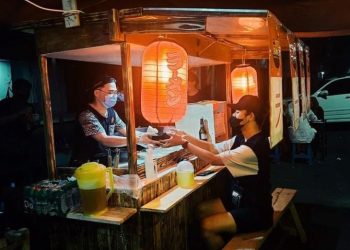 Unik dan Beda, Dua Pemuda Cirebon Jual Ramen Gerobak