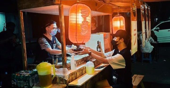 Unik dan Beda, Dua Pemuda Cirebon Jual Ramen Gerobak