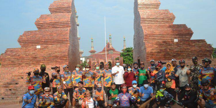 Komunitas Gojubar Ikut Peduli Bersih-bersih Alun-alun Kejaksan