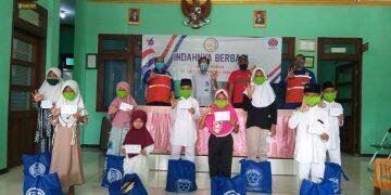 Karyawan Indocement Bebagi Kebahagian Bersama Anak Yatim Piatu di Desa Binaan