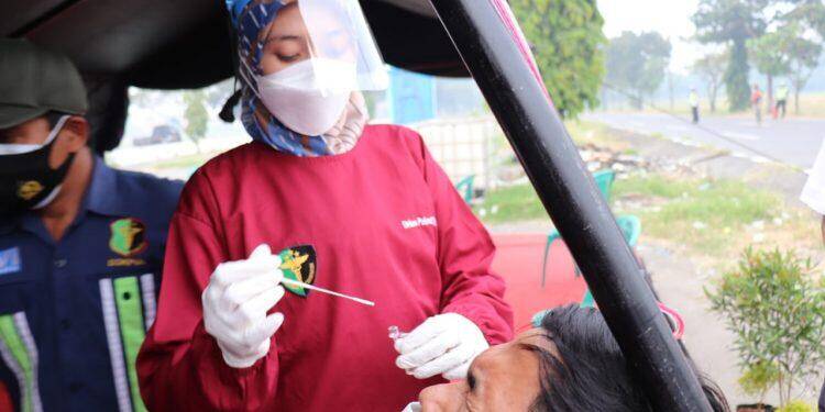 Pantau Pos Penyekatan Rawagatel, Petugas Temukan 7 Orang Reaktif Covid-19