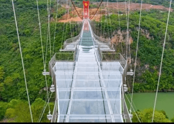 Jembatan Kaca China Setinggi 100 Meter Rusak, Turis Bergelantungan Setengah Jam