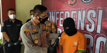 Koboi Jalanan Todongkan Pistol ke Kurir Gegara Pesanan Warna Sandalnya Salah
